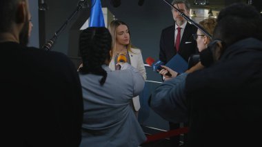 Olumlu Avrupalı kadın siyasetçi gazetecilerin sorularını yanıtlıyor, Avrupa Parlamentosu binasında medya ve televizyon için röportaj veriyor. Avrupa Birliği temsilcisi basın toplantısında.