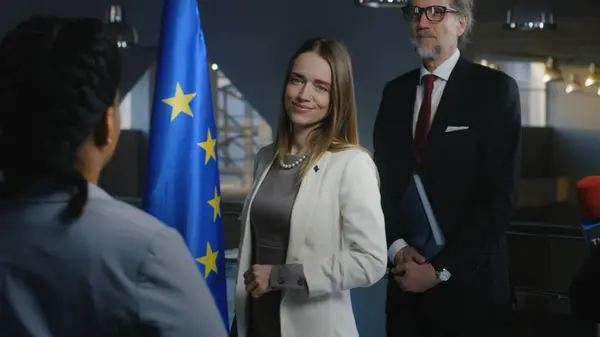 Positiva Kvinnliga Europeiska Politiker Ler Poserar För Kameror Och Hälsar — Stockfoto