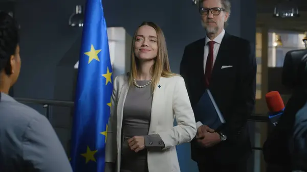Positiva Kvinnliga Europeiska Politiker Ler Poserar För Kameror Och Hälsar — Stockfoto