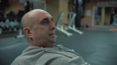 Motive olmuş sporcunun portresi protez bacak eğitimi almış spor salonunda ya da spor salonunda bacak pres makinesinde. Yapay bacaklı sporcu, profesyonel spor malzemelerini kullanarak egzersiz yapıyor..