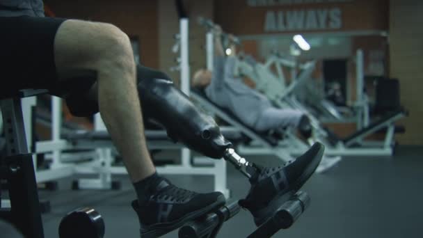 Sportivo Motivato Con Esercizi Protesici Sulle Gambe Sulla Macchina Allenamento — Video Stock