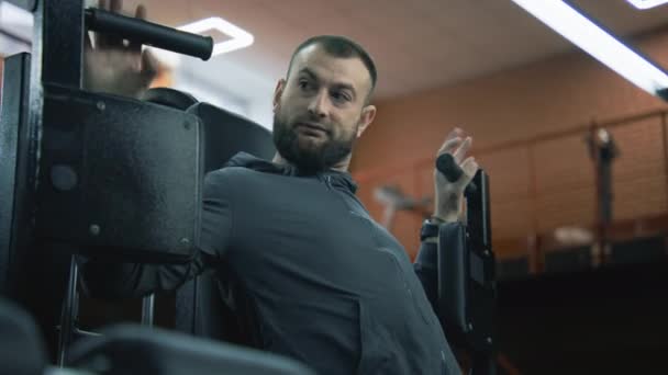 Omul Sportiv Adult Efectuează Antrenamente Forță Pentru Arme Folosind Echipamente — Videoclip de stoc