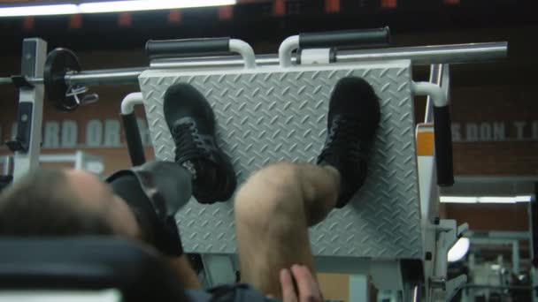 Motivierter Athlet Mit Beinprothesen Auf Beinpressmaschine Modernen Fitnesscenter Sportlicher Erwachsener — Stockvideo