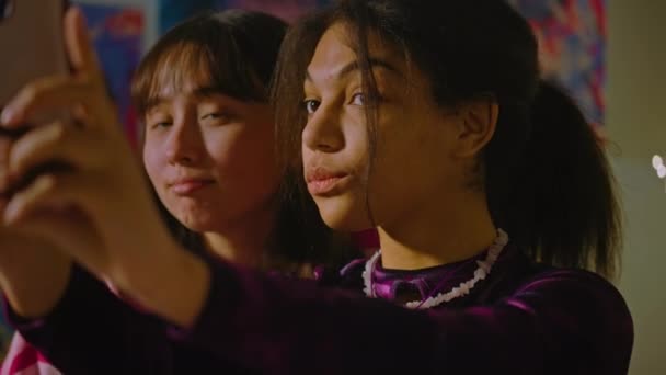 Африканські Американські Азіатські Дівчата Сидять Разом Затишній Кімнаті Приймають Селфі — стокове відео