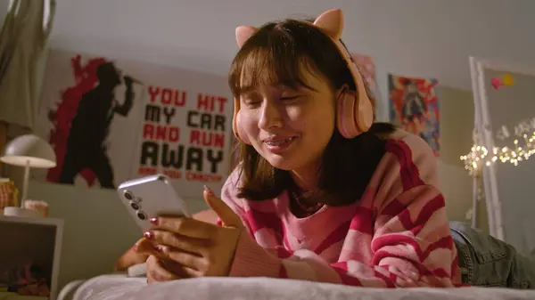 Teenage Girl Listens Music Headphones Scrolls Social Media Using Mobile — Stock Photo, Image