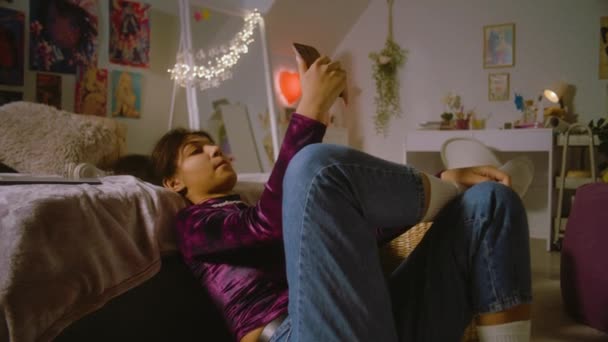 Красивий Підліток Сидить Підлозі Біля Ліжка Своїй Кімнаті Використовує Телефон — стокове відео