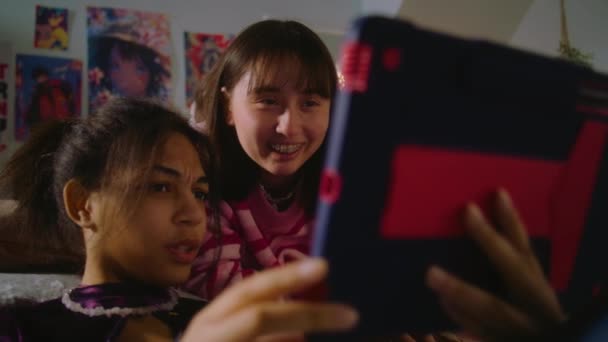 Adolescente Asiatico Trova Sul Letto Guarda Contenuti Con Amico Ragazza — Video Stock