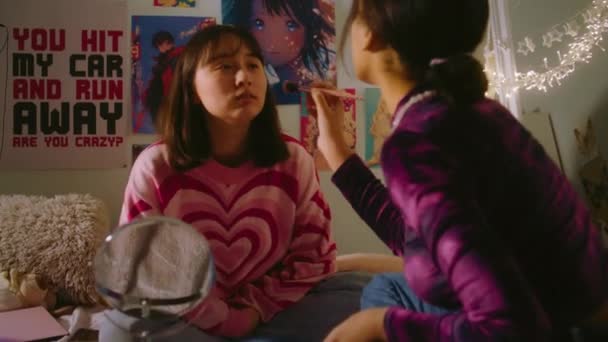 Afrikalı Amerikalı Genç Kız Asyalı Iyi Arkadaşına Yatak Odasında Makyaj — Stok video