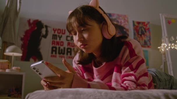 Adolescente Escucha Música Los Auriculares Desplaza Por Las Redes Sociales — Vídeo de stock