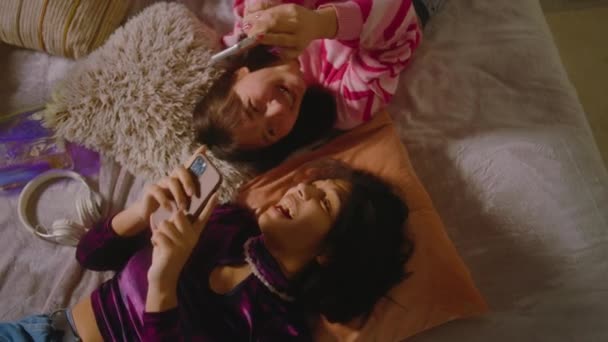 Два Багатоетнічні Найкращі Друзі Спальні Сміються Прокручують Через Соціальні Мережі — стокове відео
