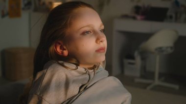 Genç kız battaniyenin altında pelüş oyuncaklarla yatar ve akşamları odasında dinlenir. Liseli kız uyanıyor, etrafa bakıyor ve gece yarısı telefonunu kullanıyor. Konforlu ve şık iç tasarımı olan rahat bir ev..