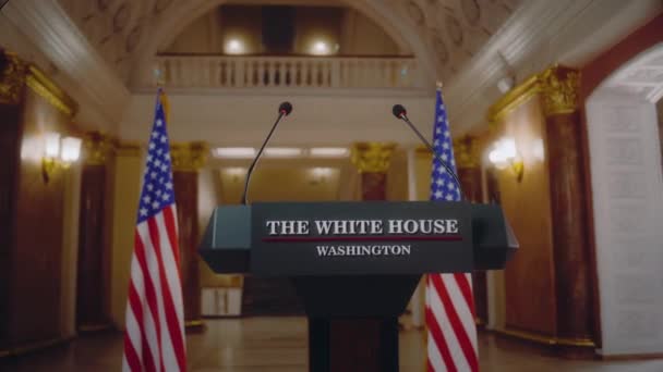 政客新闻发布会用麦克风进行辩论 美国总统候选人竞选日在白宫发表竞选演说的讲坛 后面是美国国旗 Dolly Shot — 图库视频影像