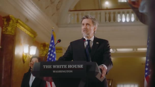 Πρόεδρος Των Ηπα Αναφέρει Εμπνευσμένη Πολιτική Ομιλία Στην Εκστρατεία Τύπου — Αρχείο Βίντεο