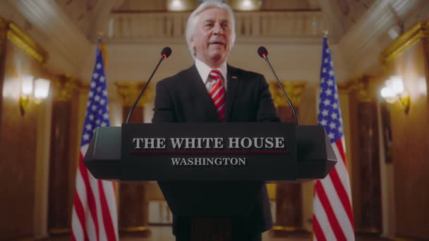 Candidato Presidenziale Degli Stati Uniti Leva Piedi Dietro Podio Emotivamente — Video Stock