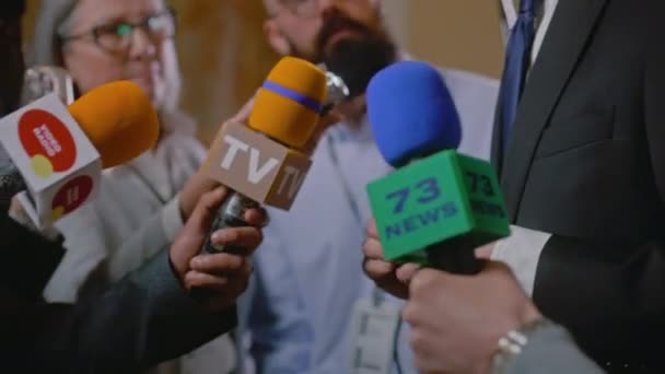 Politikacı Basın Sorularını Yanıtlıyor Televizyon Programında Röportaj Veriyor Diplomat Hükümet — Stok video