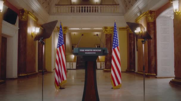 ホワイトハウスの選挙日の米国大統領候補による演説のためのトリビューン キャンペーンスピーチのためのマイクとデベートスタンド 背景にあるアメリカの国旗 記者会見 ドリー ショット — ストック動画