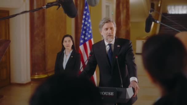 Amerikai Elnök Sajtótájékoztatón Fejezi Inspiráló Politikai Beszédét Újságírók Tapsolnak Politikus — Stock videók