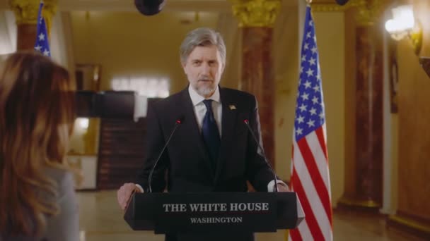 アメリカの大統領候補は 感動的な政治演説を展開している 大臣や下院議員はホワイトハウスの記者会見で ジャーナリストの質問に答える 背景にあるアメリカの国旗 — ストック動画