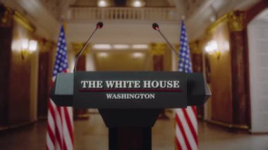 Beyaz Saray 'da Amerika Birleşik Devletleri Başkanlığı Siyasi Konuşması Tribünü. Mikrofonlu ahşap konferans standı. Arka planda Amerikan bayrakları var. Basın kampanyası konsepti. Doli Vuruşu.