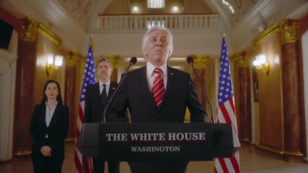 Äldre Amerikanska Presidenten Avslutar Inspirerande Politiskt Tal Presskonferensen Journalister Applåderar — Stockvideo