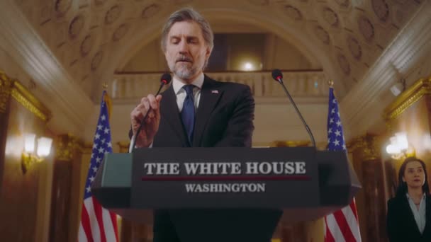 Präsident Kommt Auf Die Tribüne Und Beginnt Eine Inspirierende Politische — Stockvideo