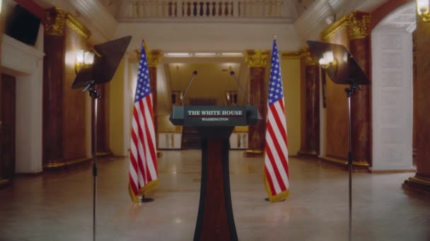 Podiumsdiskussion Mit Mikrofonen Redetribüne Für Den Präsidenten Minister Oder Regierungsvertreter — Stockvideo