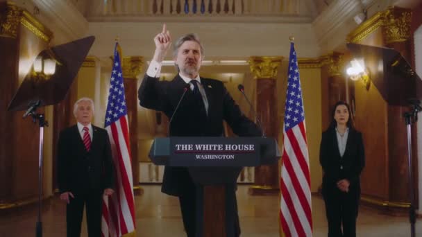 Positive Amerikanische Republikanische Politiker Posieren Während Der Pressekonferenz Vor Kameras — Stockvideo