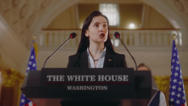 Seriöser Präsident Der Vereinigten Staaten Spricht Auf Einer Pressekonferenz Weißen — Stockvideo