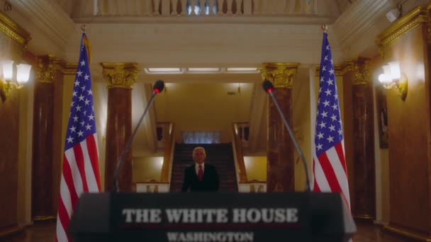 Presidente Americano Llega Tribuna Comienza Discurso Político Emocional Casa Blanca — Vídeo de stock