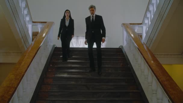 Olgun Politikacı Basın Toplantısı Için Merdivenlerden Iniyor Hükümet Binasında Haberleri — Stok video
