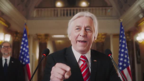 Senior President Van Amerika Sluit Inspirerende Politieke Toespraak Tijdens Een — Stockvideo