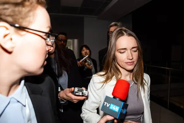 Confident Female Politician Answers Press Questions Gives Interview Media Walking — Stock Photo, Image