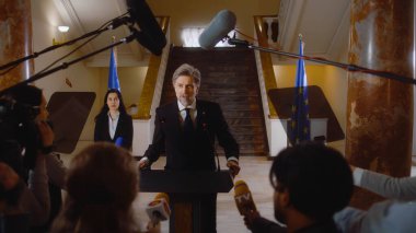 Olgun AB temsilcisi basın toplantısına geliyor ve hükümet binasında sosyal medya veya televizyon haberleri için röportaj veriyor. Kendine güvenen konsolos politik konuşması. Seçim kapsamı. Kampanya konuşması.