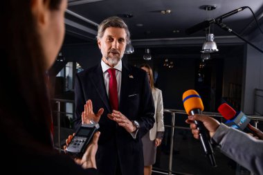 Amerika Birleşik Devletleri 'nin kızgın başkanı gazetecilerin sorularını yanıtlıyor, hükümet binasında medya ve televizyon haberleri için röportaj veriyor. ABD 'li politikacı basın kampanyasında. Sıcak düğme sorunları.