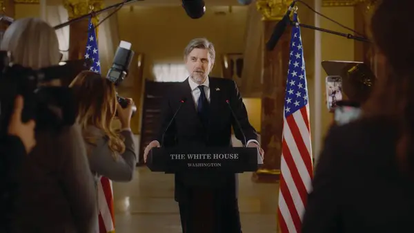 米国の自信ある大統領がホワイトハウスの記者会見で講演し メディアやテレビのニュースのインタビューを行った 大臣は政治演説をする 背景にあるアメリカの国旗 — ストック写真