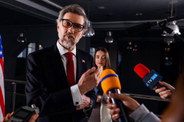 Ciddi ABD Başkanlık Adayı gazetecilerin sorularını yanıtlıyor, hükümet binasında medya ve televizyon haberleri için röportaj veriyor. Basın toplantısı sırasında Amerikalı politikacı. Siyasi konuşma.