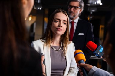 Basın kampanyası sırasında konsolosun siyasi konuşması. Kendine güvenen kadın siyasetçi gazetecilerin sorularını yanıtlıyor, medya ve televizyon haberleri için röportaj veriyor
