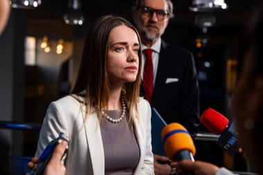Basın kampanyası sırasında konsolosun siyasi konuşması. Kendine güvenen kadın siyasetçi gazetecilerin sorularını yanıtlıyor, medya ve televizyon haberleri için röportaj veriyor
