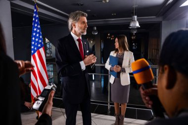 Amerika Birleşik Devletleri 'nin kızgın başkanı gazetecilerin sorularını yanıtlıyor, hükümet binasında medya ve televizyon haberleri için röportaj veriyor. ABD 'li politikacı basın kampanyasında. Sıcak düğme sorunları.