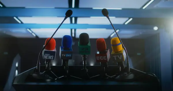 Trybuny Przemówień Lub Debaty Stoisko Mikrofonami Wywiadów Dla Mediów Telewizji — Zdjęcie stockowe