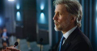 Erkek organizasyon temsilcisinin konferans odasında basın kampanyası sırasında yaptığı konuşmayı kapatın. Olgun siyasetçi veya eylemci soruları yanıtlıyor, basın için gazetecilere röportaj veriyor.