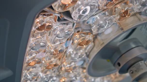 Närbild Medicinsk Spotlight Lampa Automatisk Inställning Läget För Lysdioderna Matrisen — Stockvideo