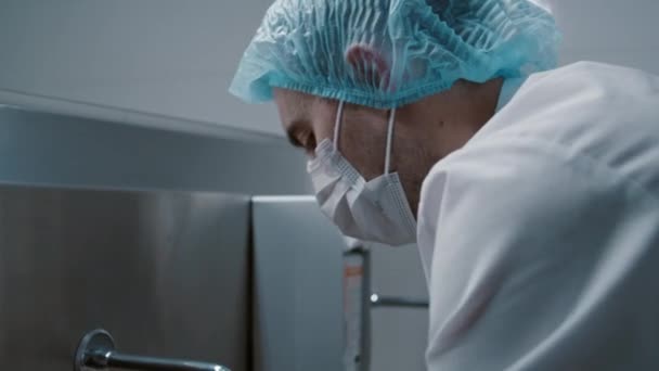 Chirurg Wäscht Seine Hände Vor Der Operation Einem Speziellen Modernen — Stockvideo