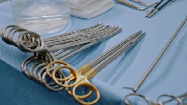 医療用外科用テーブルのクローズアップビュー 手術室のクリニックで手術用機器を準備する医師 — ストック動画