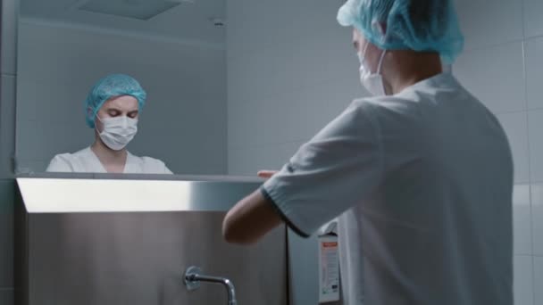 外科医生在一个特殊的现代化房间里进行手术前洗手 诊所里有一个不锈钢的医疗槽 准备做手术 — 图库视频影像