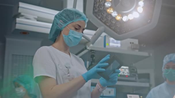 Asystent Chirurga Dostosowuje Światło Oprawie Oświetleniowej Sali Operacyjnej Przed Rozpoczęciem — Wideo stockowe