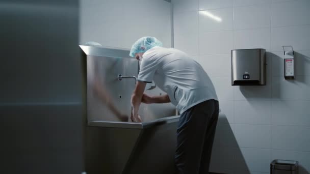 外科医生在一个特殊的现代化房间里进行手术前洗手 诊所里有一个不锈钢的医疗槽 准备做手术 — 图库视频影像
