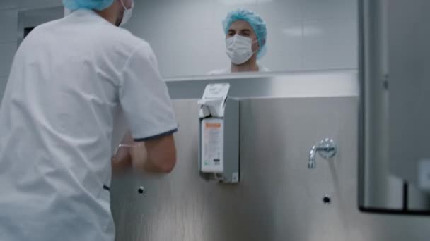 Lékař Umyje Ruce Před Operací Speciálním Moderním Pokoji Nerezovým Umyvadlem — Stock video