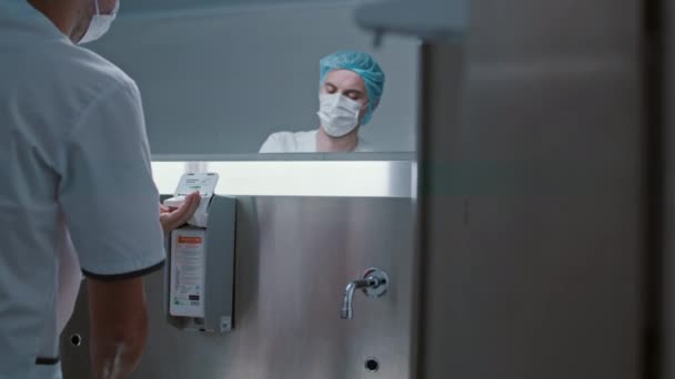 Χειρουργός Γιατρός Πλένει Χέρια Του Πριν Από Χειρουργική Επέμβαση Ένα — Αρχείο Βίντεο