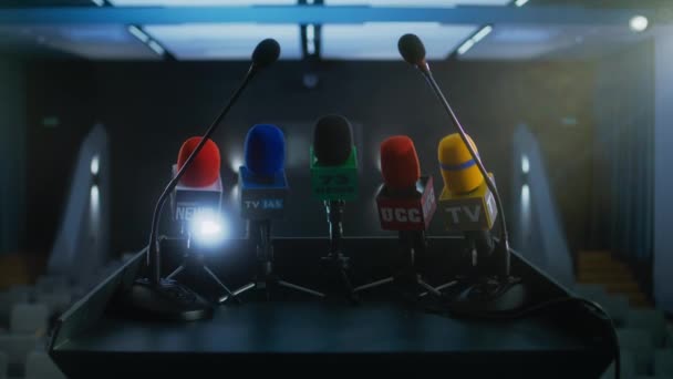 Rednertribüne Oder Debattenstand Mit Mikrofonen Für Interviews Für Medien Fernsehen — Stockvideo